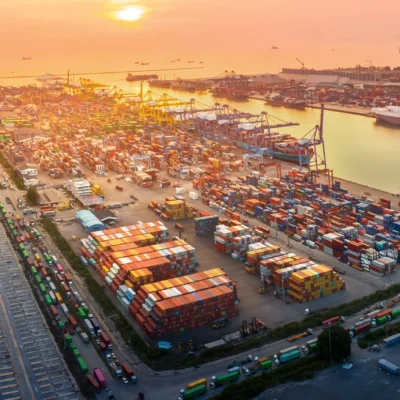 Vista aérea de una terminal portuaria de contenedores